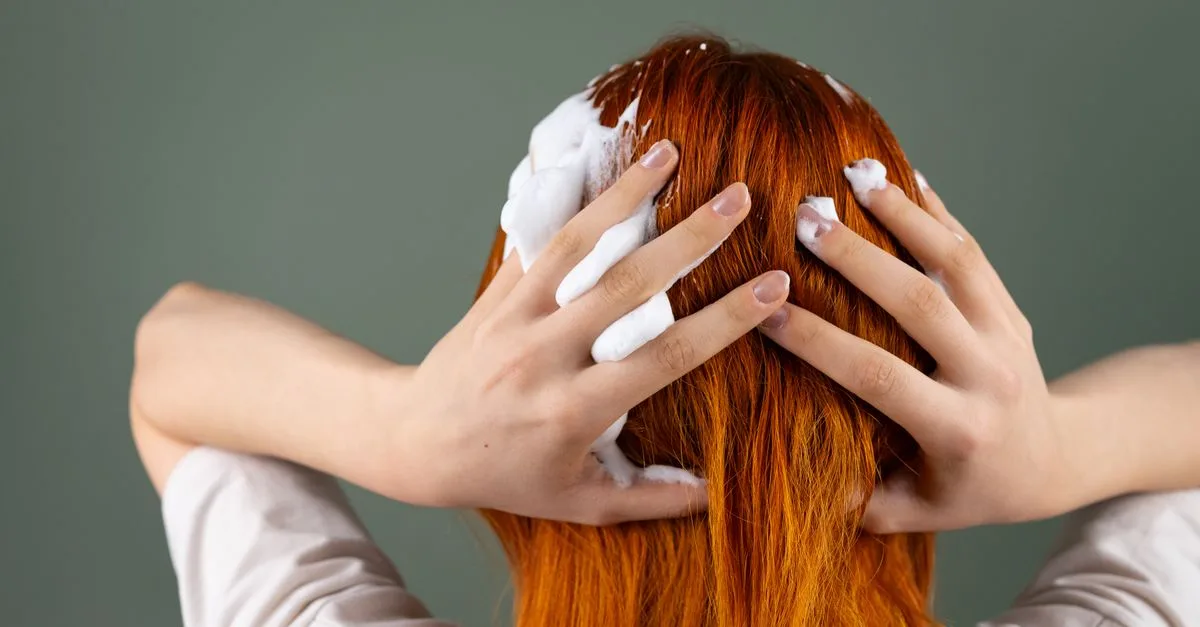 shampoing doux respectueux des cheveux colorés, protège et prolonge l’éclat de votre couleur tout en renforçant la fibre capillaire.
