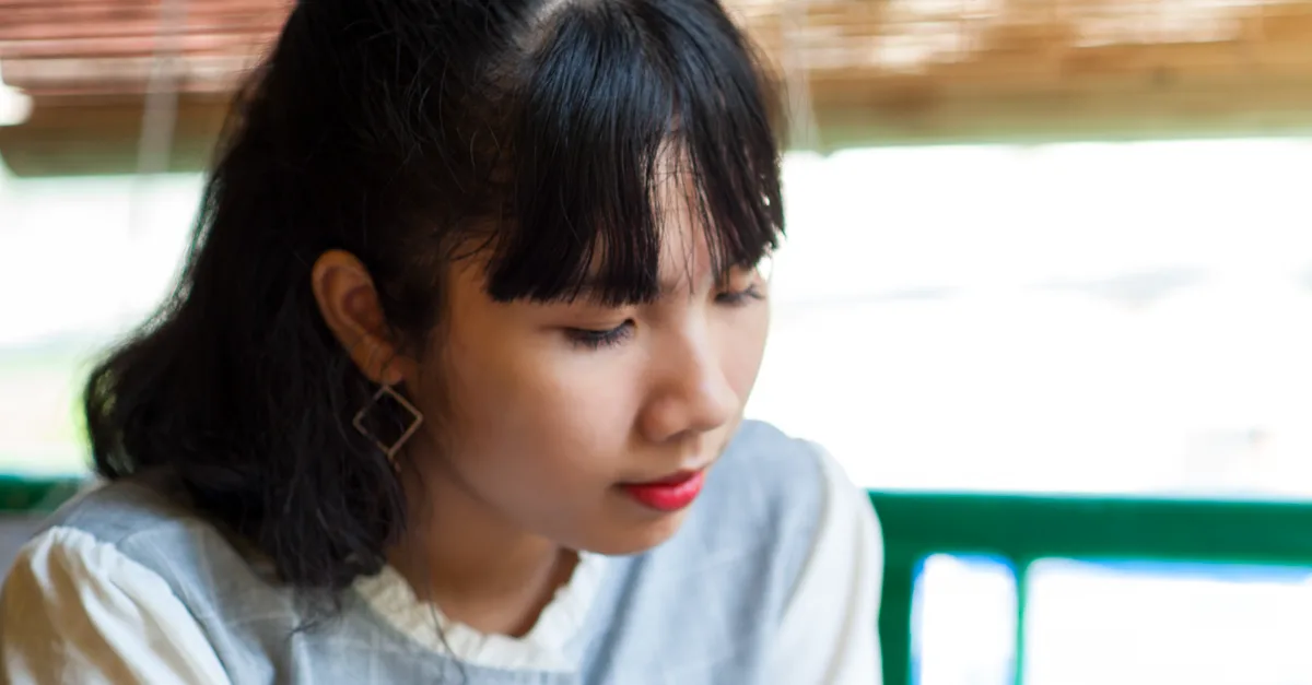 découvrez les curtain bangs, la frange tendance qui encadre subtilement le visage pour un look naturel et élégant. idéale pour toutes les longueurs de cheveux, facile à adopter et à styliser.
