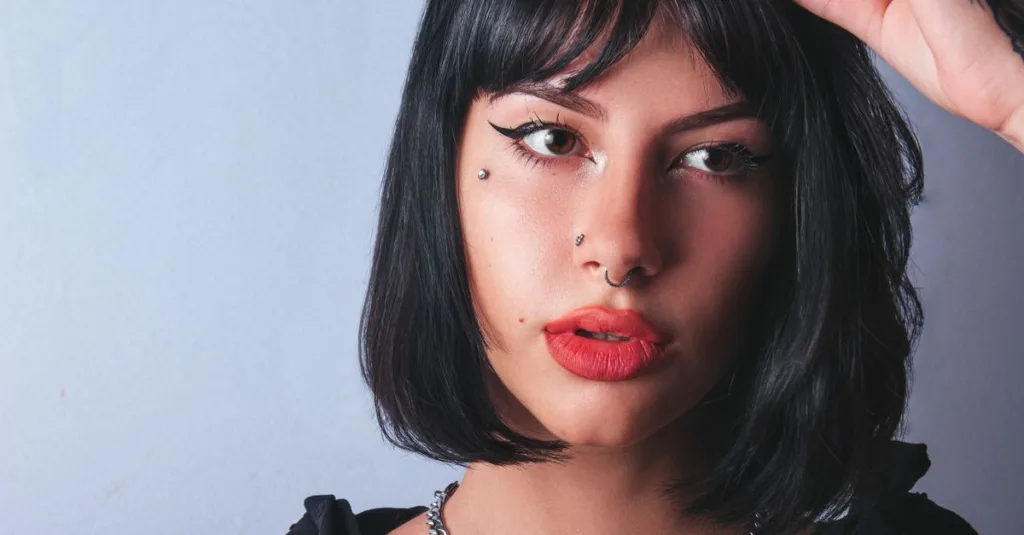 découvrez les curtain bangs, la tendance coiffure élégante qui encadre le visage avec douceur. apprenez comment adopter ce style facile à entretenir et adapté à toutes les formes de visage.