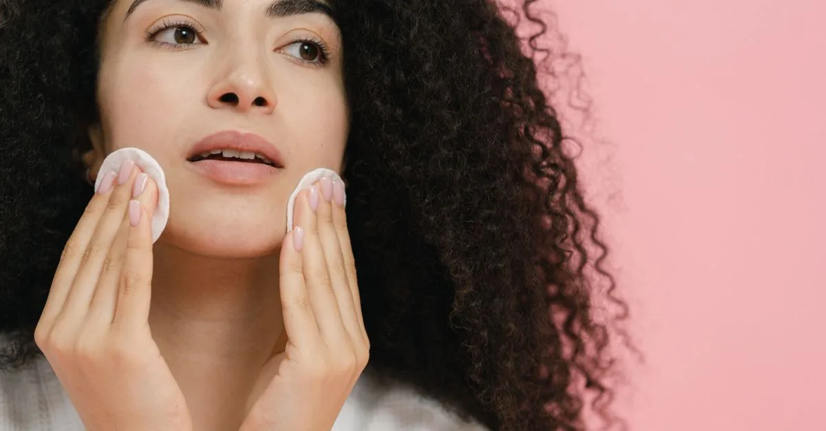 découvrez la méthode du double cleansing, une technique de nettoyage du visage en deux étapes pour une peau parfaitement démaquillée, nettoyée et éclatante.