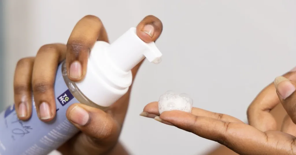 découvrez le double cleansing, une méthode révolutionnaire de nettoyage du visage en deux étapes pour une peau parfaitement nette, débarrassée des impuretés et du maquillage.