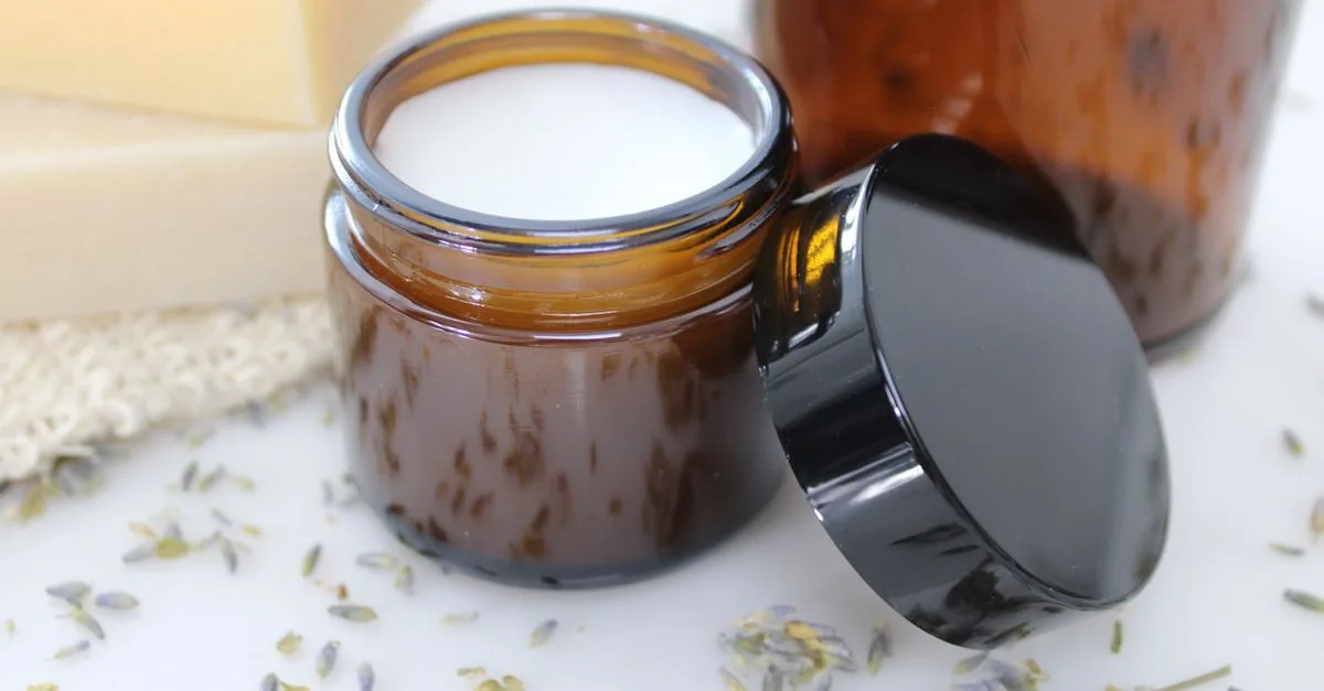 crème sans parfum, idéale pour les peaux sensibles, hydratante et apaisante, formulée sans allergènes ni irritants.