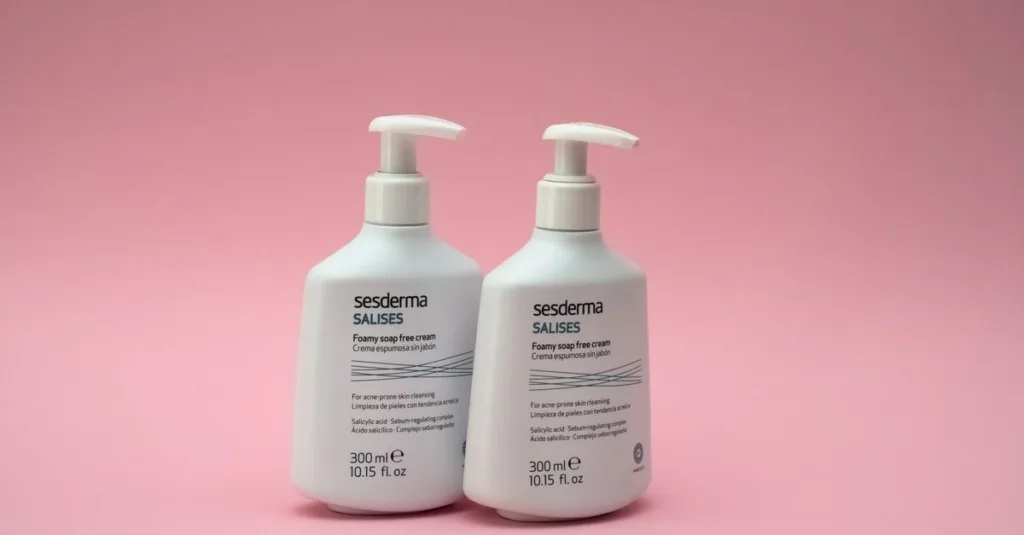 crème sans parfum, idéale pour les peaux sensibles, hydratante et apaisante, formulée sans allergènes ni parfums ajoutés.