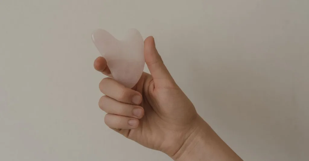découvrez les bienfaits du massage facial gua sha pour stimuler la circulation, réduire les tensions et révéler un teint éclatant naturellement.