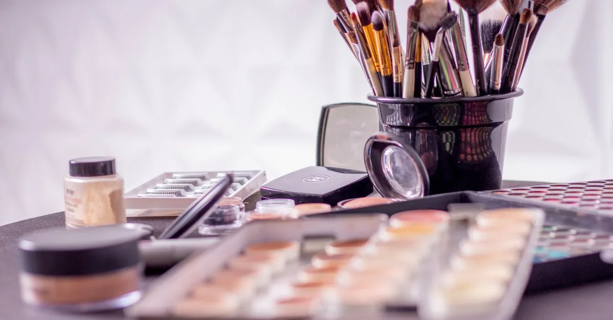 découvrez notre gamme de correcteurs pour un teint parfait et lumineux. camouflez les imperfections et illuminez votre regard avec nos concealers adaptés à tous les types de peau.