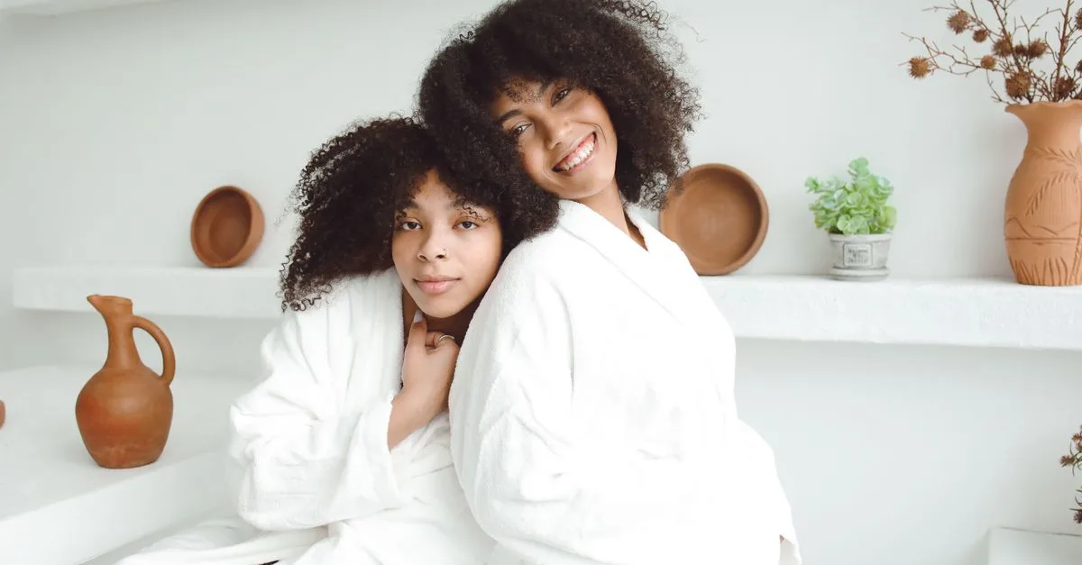 conseils et astuces pour prendre soin des cheveux bouclés, les hydrater et les coiffer naturellement.