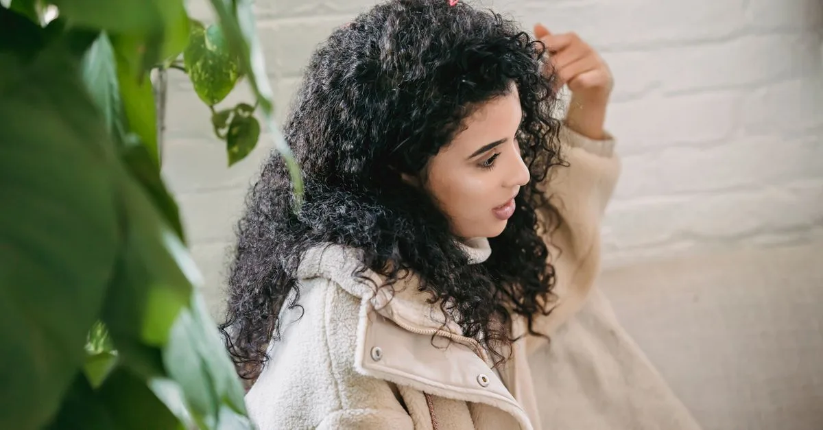 découvrez une routine efficace pour contrôler les frisottis des cheveux bouclés et sublimer vos boucles au quotidien.