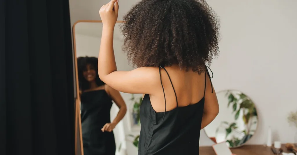découvrez une routine efficace pour contrôler les frisottis des cheveux bouclés et sublimer vos boucles avec douceur et définition.