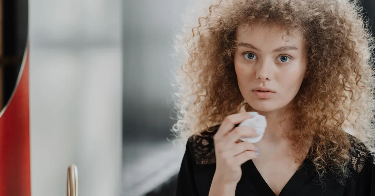 découvrez nos soins de nuit spécialement conçus pour sublimer et protéger les cheveux bouclés, pour des boucles nourries et éclatantes au réveil.