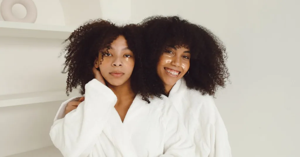soins nocturnes pour cheveux bouclés : astuces et produits pour nourrir, protéger et sublimer vos boucles pendant la nuit.