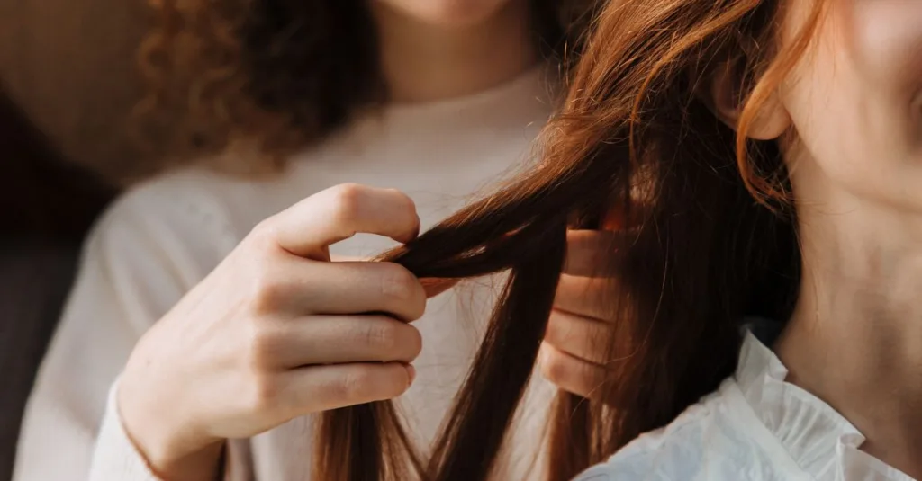 réparez vos cheveux abîmés avec nos conseils experts et traitements efficaces pour retrouver douceur et brillance.