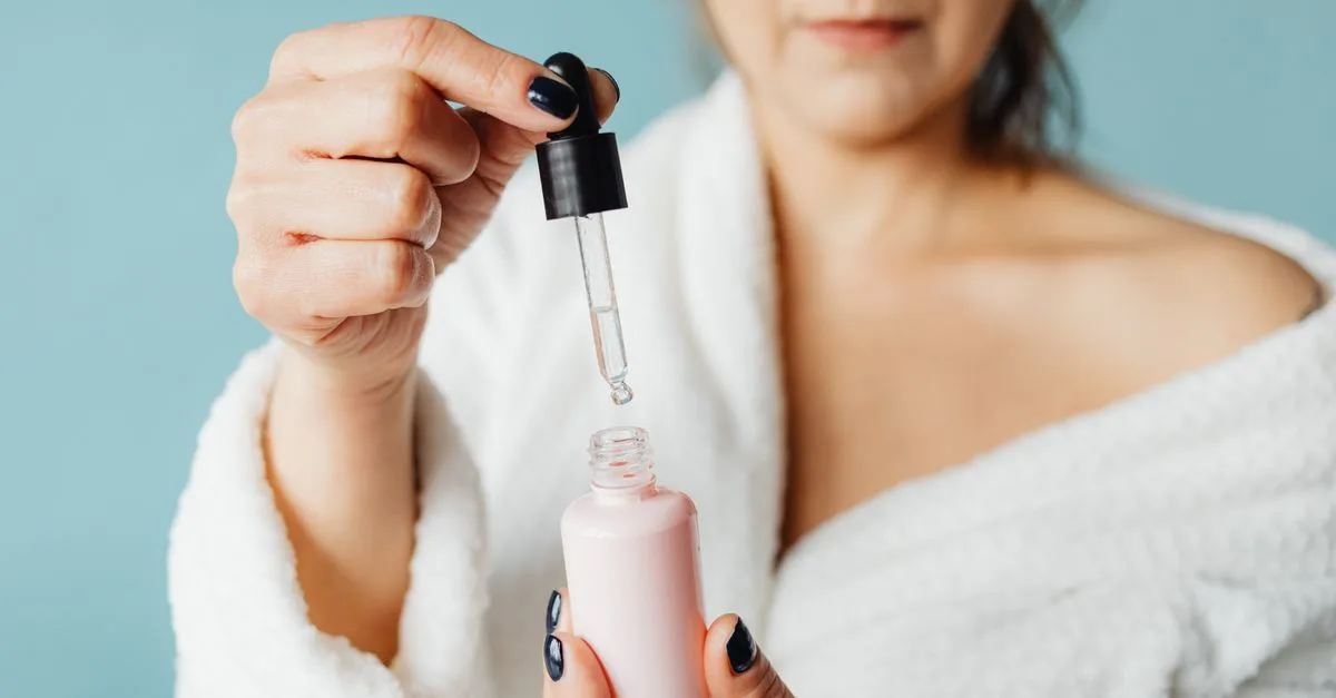 découvrez une routine de soins complète pour la peau sèche, incluant des conseils d'hydratation et des produits adaptés pour une peau douce et nourrie.