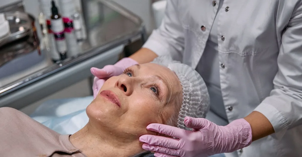 découvrez une routine visage adaptée aux peaux matures de plus de 50 ans pour une peau éclatante, hydratée et revitalisée.
