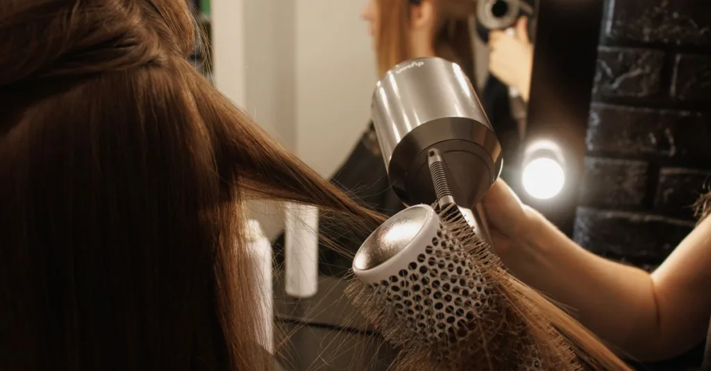 découvrez nos conseils et astuces pour donner du volume à vos cheveux et révéler une chevelure pleine de vie et de mouvement.