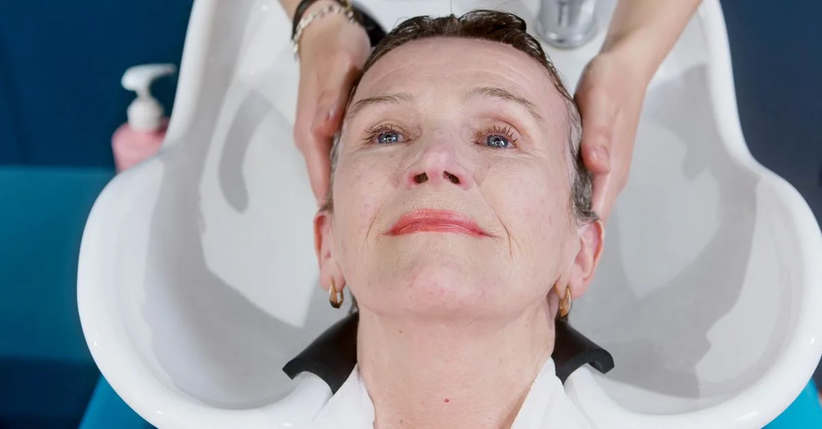 découvrez la fréquence idéale pour laver vos cheveux et adoptez une routine capillaire adaptée à votre type de cheveux pour une chevelure saine et éclatante.