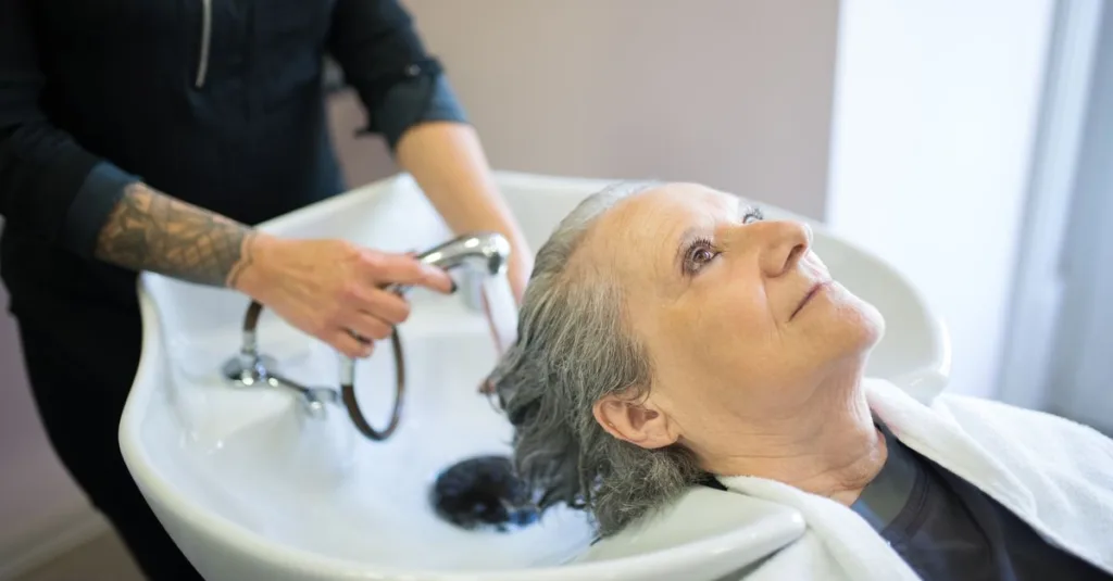 découvrez à quelle fréquence vous devriez laver vos cheveux pour maintenir leur santé et leur éclat, selon votre type de cheveux et votre mode de vie.