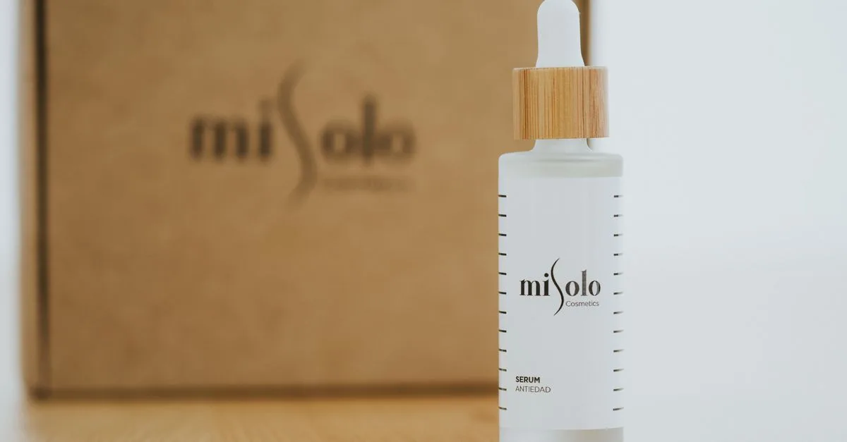 sérum à l'acide hyaluronique pour une hydratation intense et une peau éclatante de jeunesse.