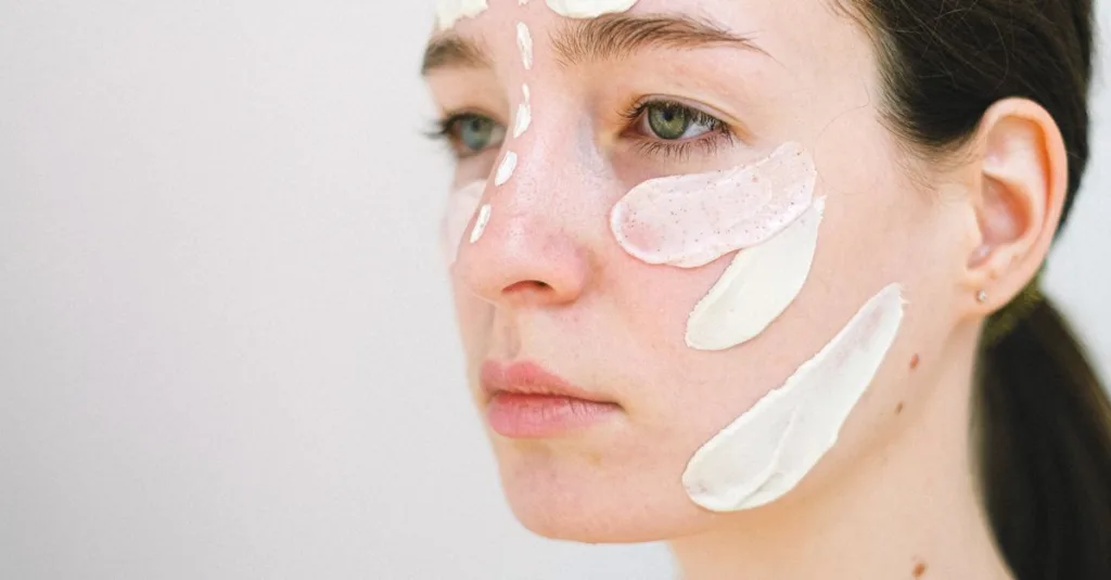 découvrez comment hydrater la peau grasse sans provoquer d'éruptions grâce à nos conseils efficaces et adaptés à votre type de peau.