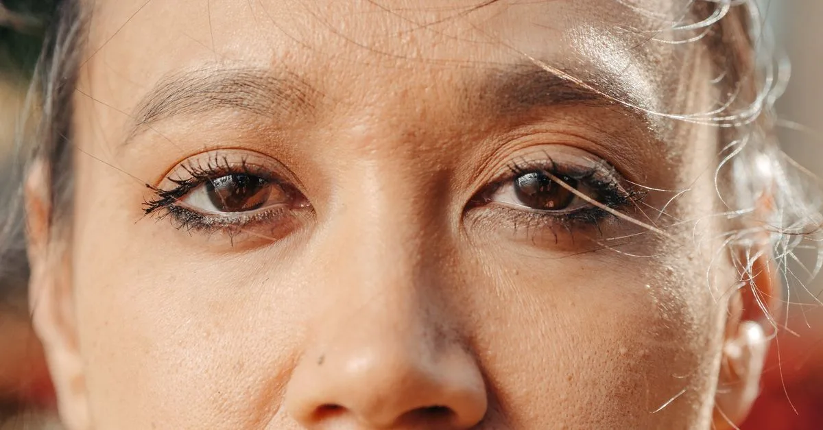 découvrez des astuces de maquillage spécialement conçues pour sublimer les yeux hooded et mettre en valeur votre regard.