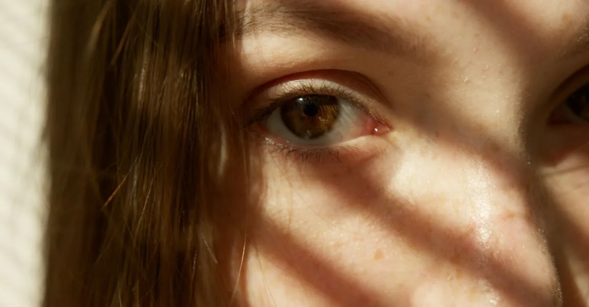 conseils et produits de maquillage spécialement conçus pour les yeux sensibles, afin de garantir confort et beauté sans irritation.