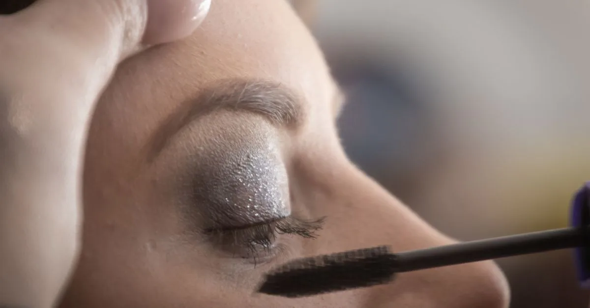 découvrez nos astuces efficaces pour éviter que votre mascara ne coule et gardez un maquillage parfait toute la journée.
