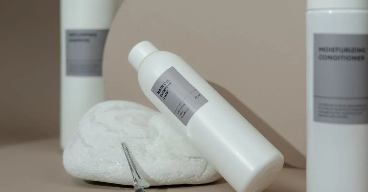 shampooing pour cuir chevelu sensible, formulé pour apaiser et protéger les cuirs chevelus fragiles tout en nettoyant en douceur.