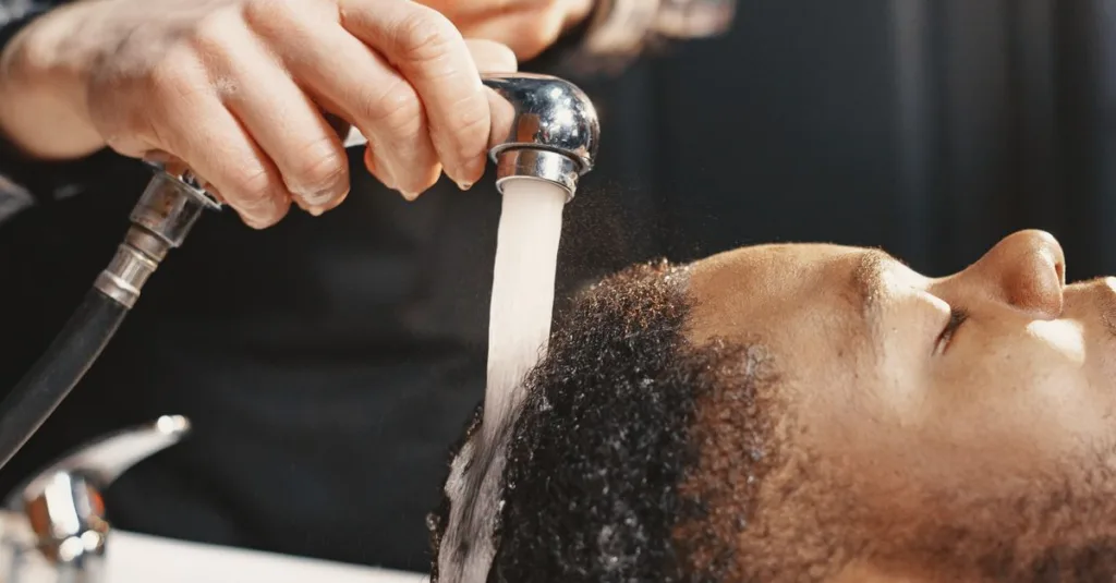 shampooing pour cuir chevelu sensible, formulé pour apaiser et protéger les cuirs chevelus délicats tout en nettoyant en douceur les cheveux.