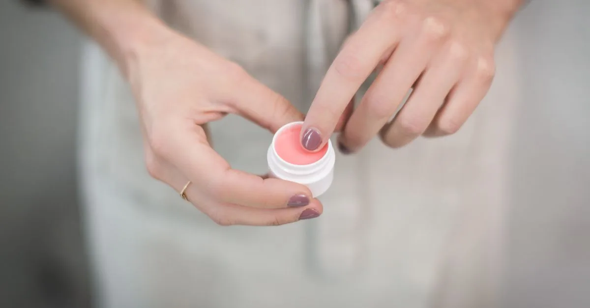 découvrez des soins adaptés pour peaux sensibles, apaisants et efficaces, pour protéger et nourrir votre peau délicate au quotidien.