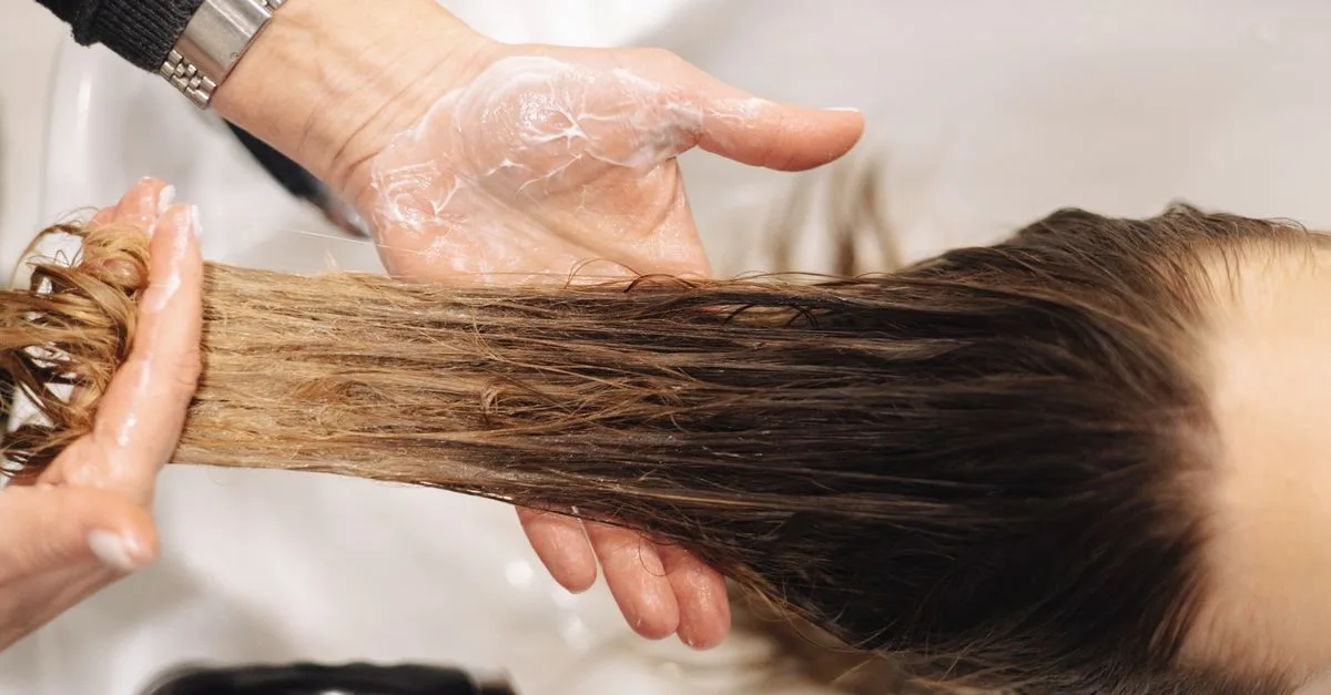 découvrez nos traitements efficaces pour les pointes fourchues et retrouvez des cheveux sains, doux et brillants.