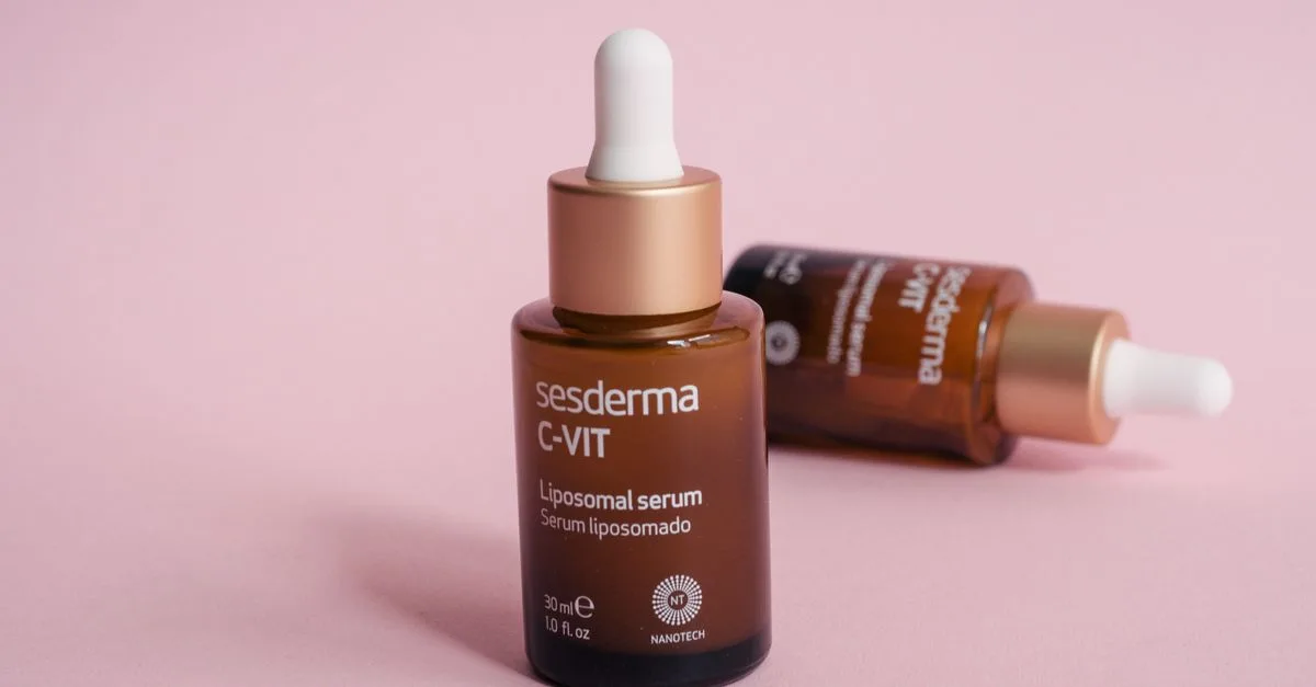 découvrez une routine soin combinant vitamine c et acide hyaluronique pour une peau éclatante, hydratée et protégée contre le vieillissement.