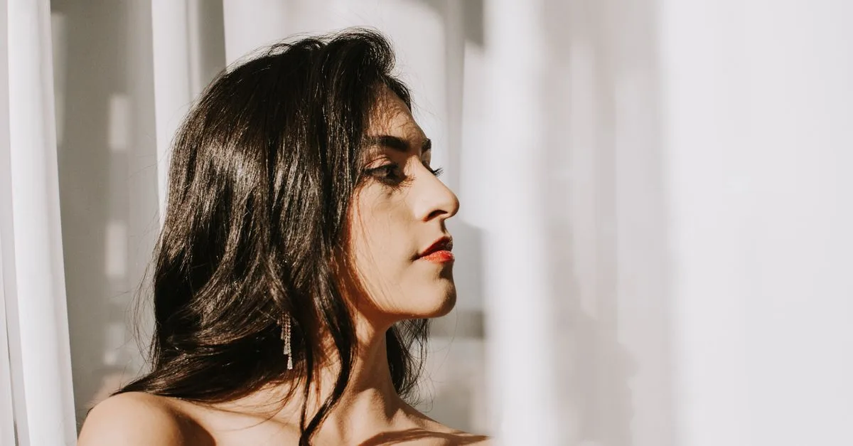 découvrez comment les curtain bangs adoucissent les traits d’un visage long et apportent équilibre, mouvement et style à vos cheveux.