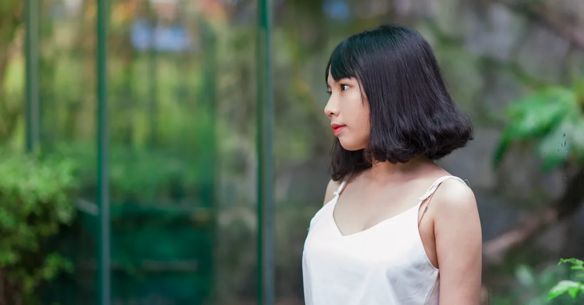 découvrez les coupes courtes au carré qui adoucissent les traits d’un visage carré et mettent en valeur votre style.