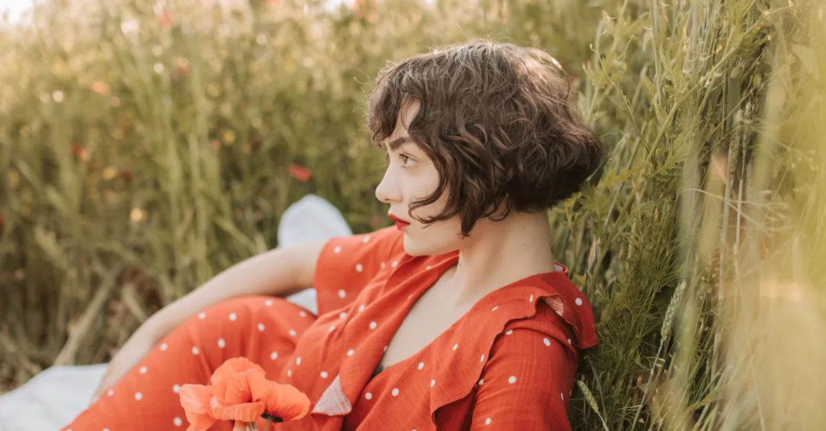 adoptez la coupe shag ondulée : une coiffure dégradée pleine de mouvement, idéale pour apporter texture, volume et style naturel à vos cheveux.